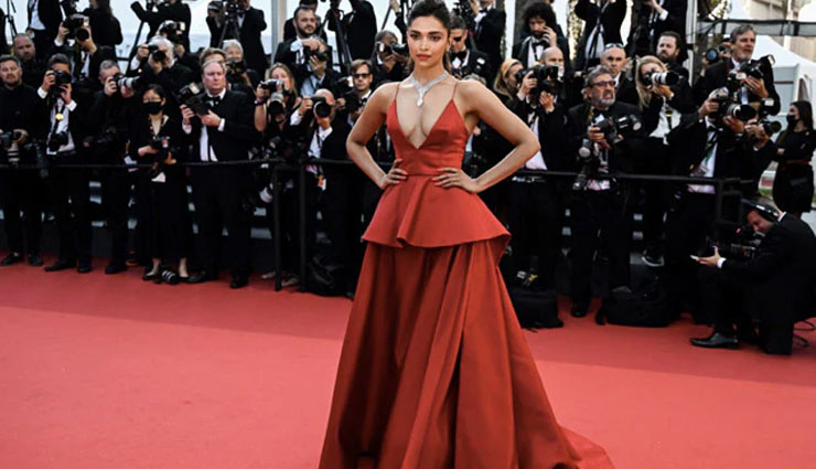 Cannes 2022: रेड गाउन में Deepika Padukone ने दिए किलर पोज, घायल हुए फैंस deepika padukone,deepika padukone news,cannes 2022 news,cannes festival 2022,deepika padukone in red dress,deepika padukone in red deep neck gown,entertainment