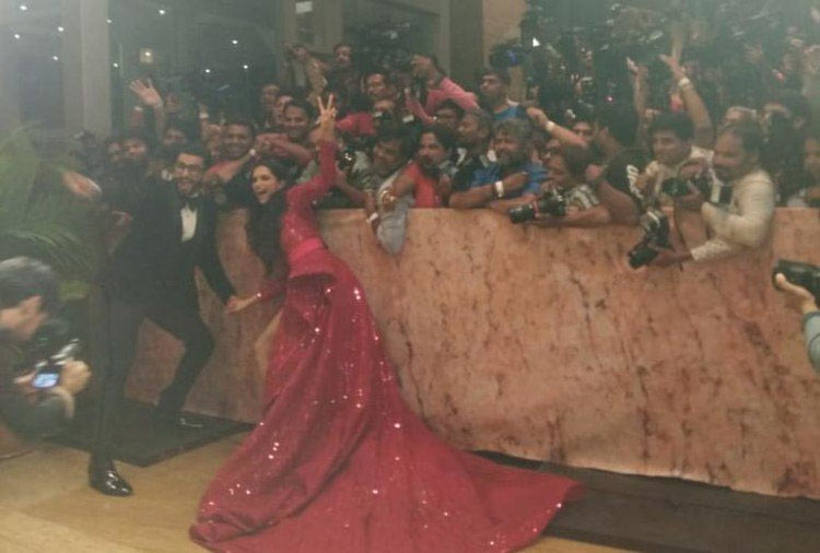 ब्लैक सूट में रणवीर और रेड गाउन में दीपिका, कमाल की लग रही थी इनकी जोड़ी, देखे तस्वीरें bollywood,deepika padukone,ranveer singh,deepika ranveer reception,deepika padukone reception party pics