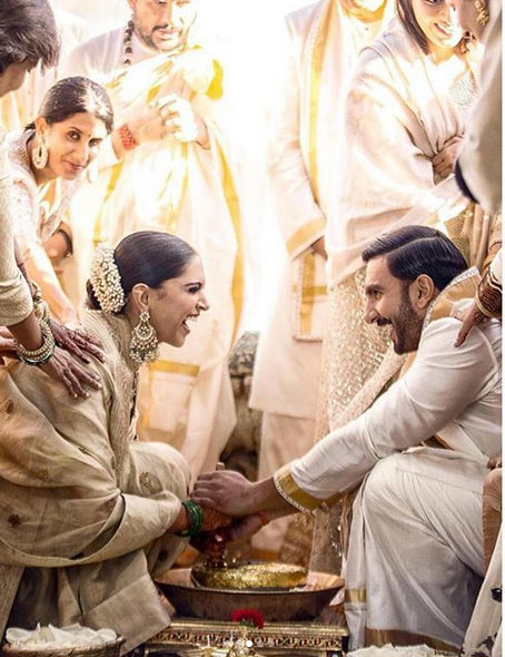 दीपिका पादुकोण, रणवीर सिंह ने शेयर की शादी की नई तस्वीरें, बेंगलुरु में कल रिसेप्शन, देखे bollywood,ranveer singh,deepika padukone,ranveer deepika marriage pics,marriage pics,deepika ranveer marriage photos