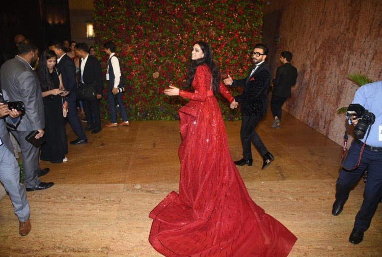 ब्लैक सूट में रणवीर और रेड गाउन में दीपिका, कमाल की लग रही थी इनकी जोड़ी, देखे तस्वीरें bollywood,deepika padukone,ranveer singh,deepika ranveer reception,deepika padukone reception party pics