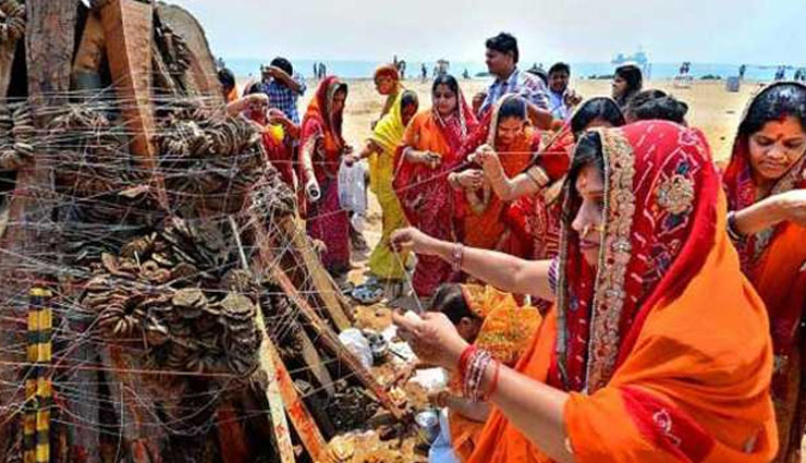 Holi 2018 : होली के दिन इन उपायों की मदद से करें लक्ष्मी को प्रसन्न, होगी गरीबी दूर