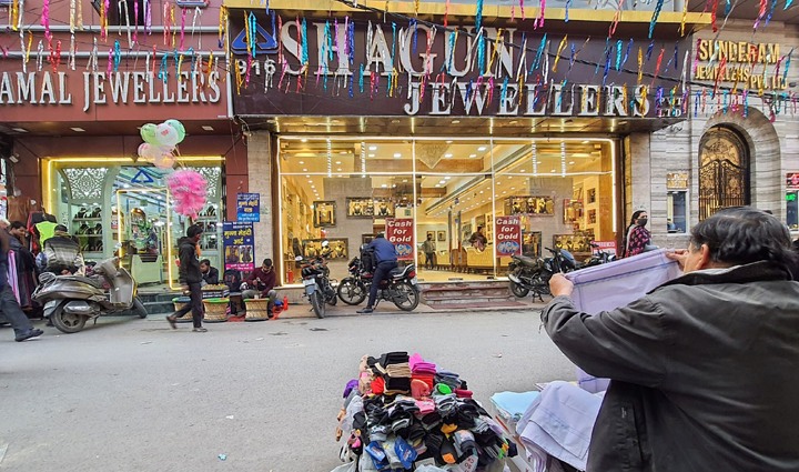 want to buy footwear cheaply come to these markets of delhi,holiday,travel,tourism