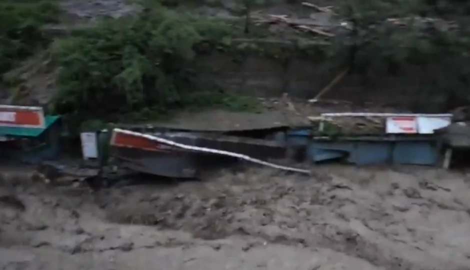 देहरादून में बादल फटने से मचा हाहाकार, सहस्रधारा में बह गई दुकानें, होटल ढहे और कई लोग लापता