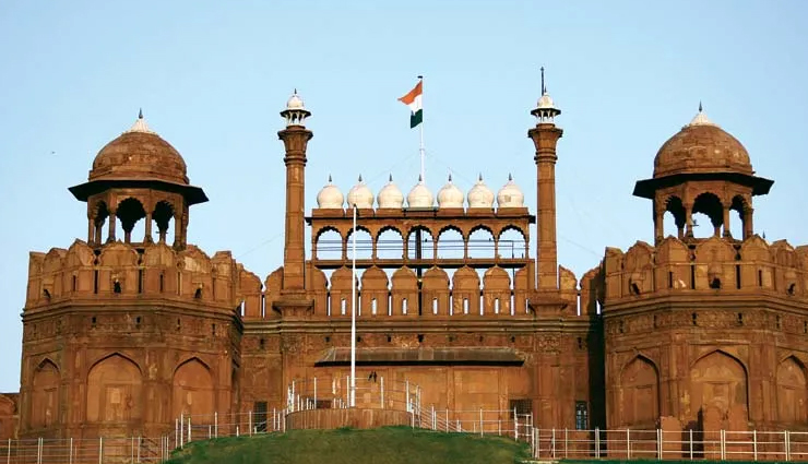 monuments in delhi,delhi,tourist attraction in delhi,lal quila,purana qila,qutub minar,india gate,safdarjung tomb,lodhi gardens