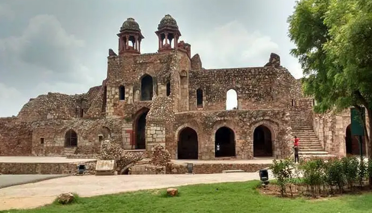 monuments in delhi,delhi,tourist attraction in delhi,lal quila,purana qila,qutub minar,india gate,safdarjung tomb,lodhi gardens