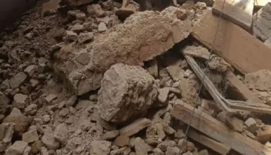 दिल्ली के ज्वाला नगर में तीन मंजिला मकान ध्वस्त, मलबे में दबकर कई लोग घायल