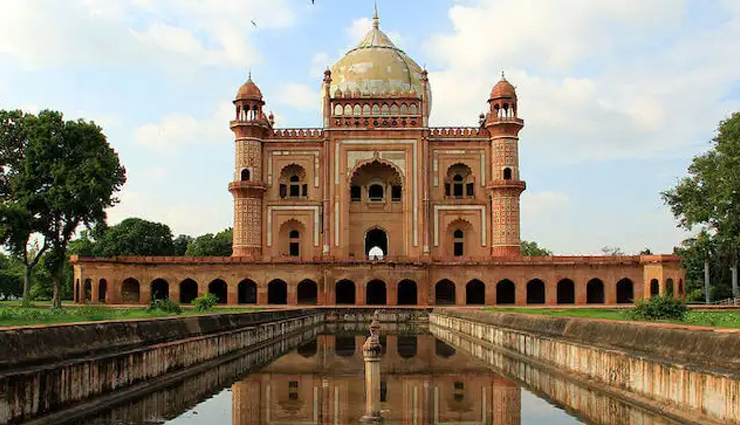 monuments in delhi,delhi,tourist attraction in delhi,lal quila,purana qila,qutub minar,india gate,safdarjung tomb,lodhi gardens