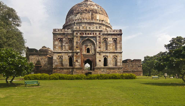 monuments in delhi,delhi,tourist attraction in delhi,lal quila,purana qila,qutub minar,india gate,safdarjung tomb,lodhi gardens