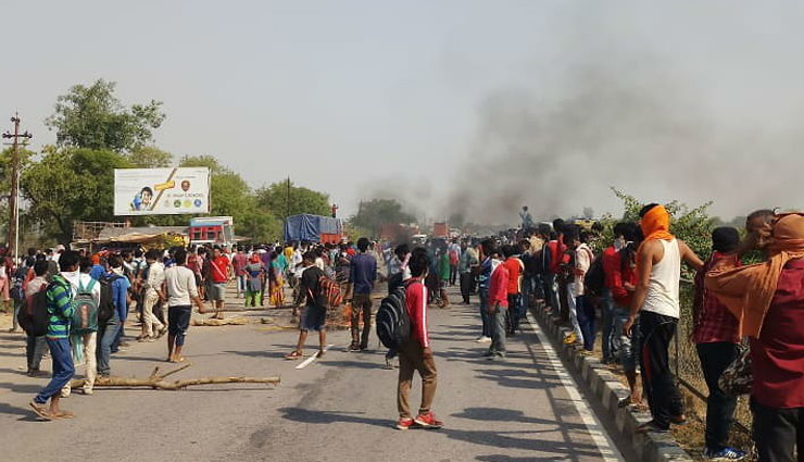 पुलिस ने मजदूरों को रोका तो दिल्ली-आगरा हाईवे पर किया हंगामा, टायर जलाकर जताया विरोध 