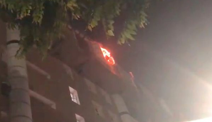  दिल्ली AIIMS में लगी आग, दमकल की 20 गाड़ियां मौके पर पहुंचीं 