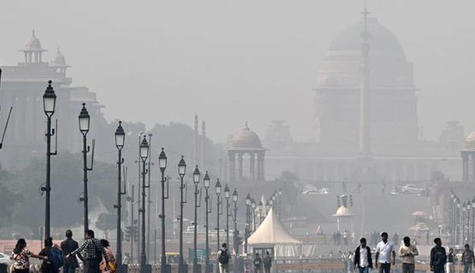 जहरीली हवा ने बढ़ाई दिल्ली वालों की मुश्किलें, AQI खतरनाक सीमा पर; 50% कर्मचारियों को घर से काम करने का आदेश