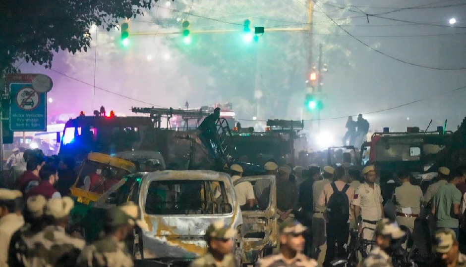 दिल्ली धमाका: विस्फोट से पहले कार क्यों रुकी सुनहरी मस्जिद के पास, दो घंटे बाद लाल किले की ओर बढ़ी