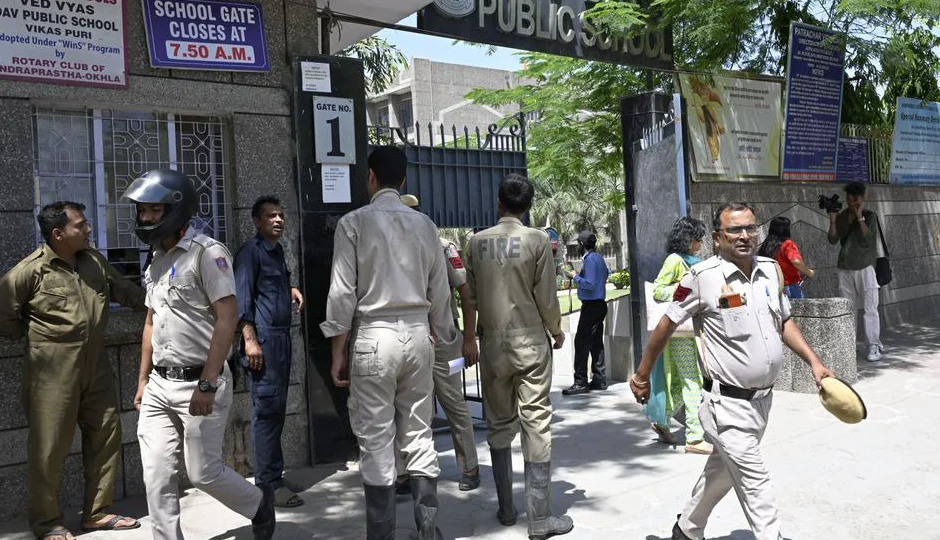दिल्ली के 5 स्कूलों को फिर मिली बम धमकी, अफरा-तफरी में खाली कराए गए परिसर