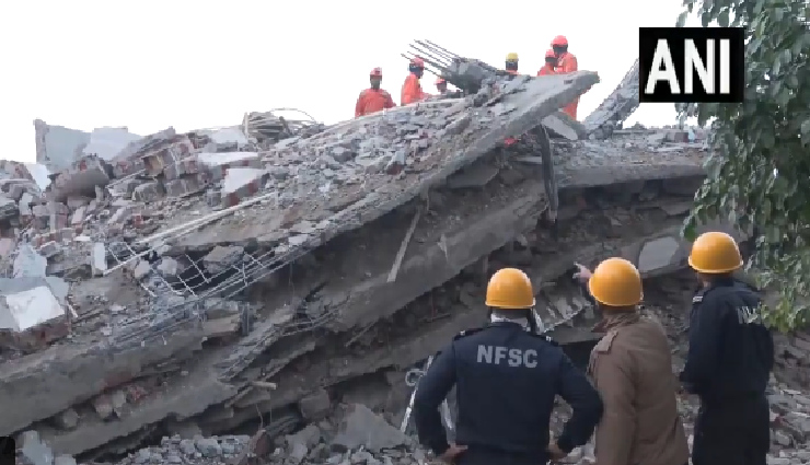 दिल्ली: बुराड़ी में चार मंजिला इमारत गिरी, मलबे में 20 लोगों के फंसे होने की आशंका, 12 बचाए गए, 2 की मौत