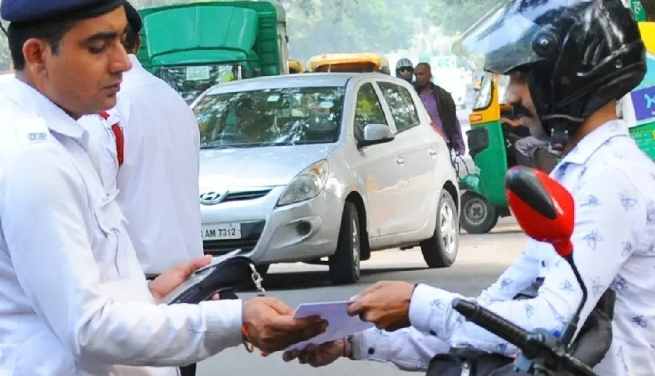 दिल्ली में 42 दिनों में कटे एक लाख से अधिक चालान, ट्रैफिक नियम तोड़ने में टू-व्हीलर निकले सबसे आगे