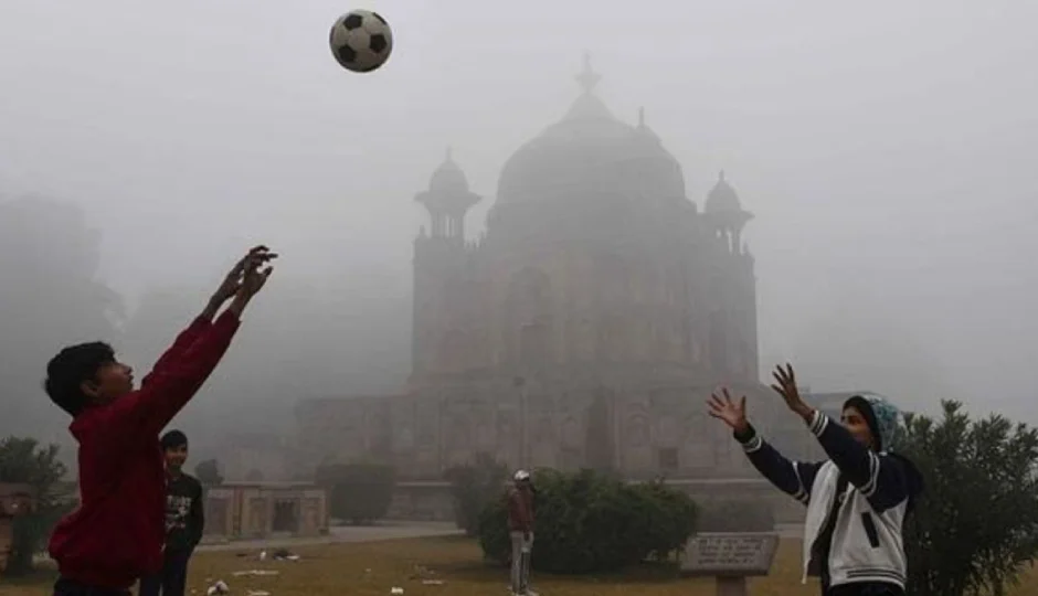 उफ्फ! हड्डियां जमा देने वाली सर्दी, बारिश के बाद दिल्ली में तापमान लुढ़का; प्रदूषण से थोड़ी राहत