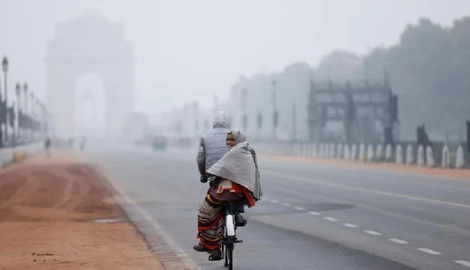 दिल्ली में कड़ाके की ठंड का कहर, 5 डिग्री से नीचे लुढ़का तापमान, गलन से बेहाल लोग; जानें आगे कैसा रहेगा मौसम?