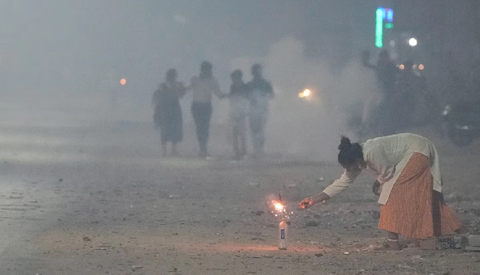 दीपावली 2025: दिल्ली की हवा हुई 4 साल में सबसे जहरीली, सुप्रीम कोर्ट के आदेशों की उड़ीं धज्जियां