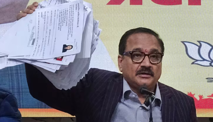 दिल्ली चुनाव: कबाड़ी के पास मिले महिला सम्मान योजना के 30 हजार फॉर्म, BJP ने AAP पर लगाए आरोप दिल्ली चुनाव: कबाड़ी के पास मिले महिला सम्मान योजना के 30 हजार फॉर्म, BJP ने AAP पर लगाए आरोप