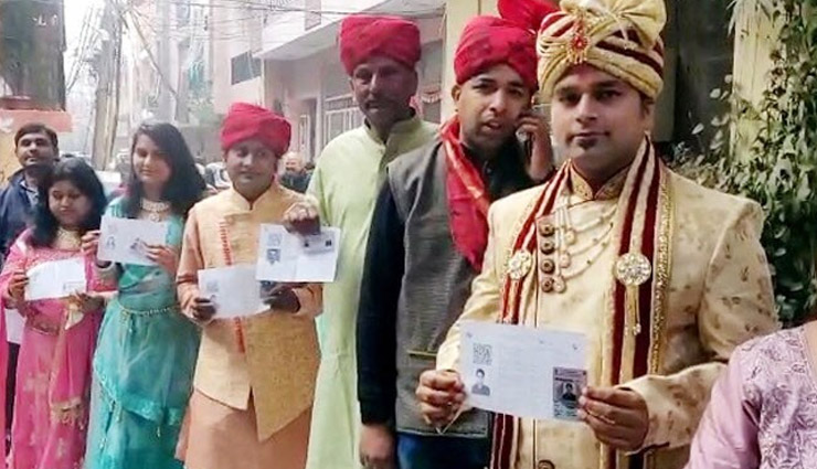 दिल्ली चुनाव : ढोल-नगाड़ों की धुन पर नाचते-गाते वोट डालने पहुंचा दूल्हा, साथ में आए बाराती, देखे वीडियो
