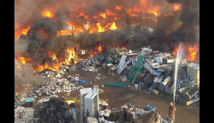 fire broke out,fire broke out in furniture market,furniture market fire,shaheen bagh,kalindi kunj,metro station,delhi metro rail corporation,botanical garden metro,delhi news,news,news in hindi