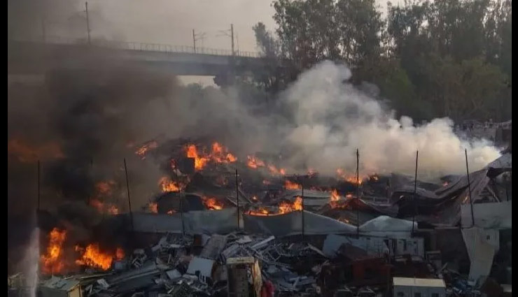 fire broke out,fire broke out in furniture market,furniture market fire,shaheen bagh,kalindi kunj,metro station,delhi metro rail corporation,botanical garden metro,delhi news,news,news in hindi