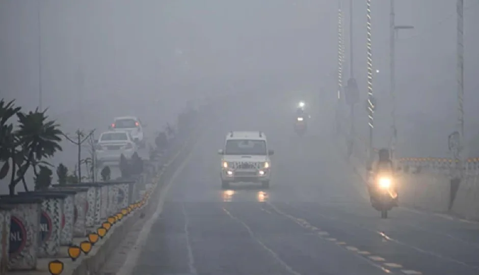 दिल्ली में ठंड का सितम जारी, घने कोहरे से थमी रफ्तार; IMD ने जारी की चेतावनी