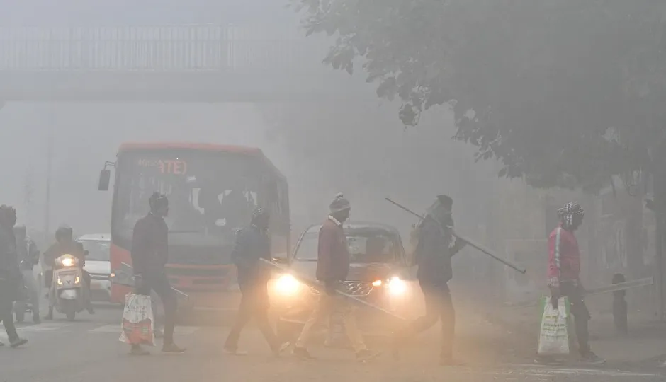 दिल्ली-NCR घने कोहरे की गिरफ्त में, रेल और उड़ानों पर असर; सर्द हवाओं के बीच AQI में मामूली राहत