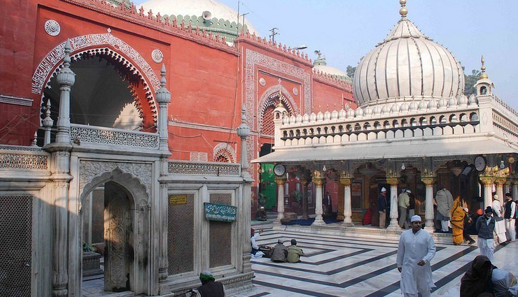 सांप्रदायिक एकता का समागम हैं राजधानी दिल्ली, जाएं तो जरूर करें इन धार्मिक स्थलों का दीदार delhi temples,best temples in delhi,temple tour delhi,spiritual places in delhi,famous temples in delhi,delhi temple guide,top hindu temples in delhi,religious sites in delhi,explore temples of delhi,divine retreats in delhi