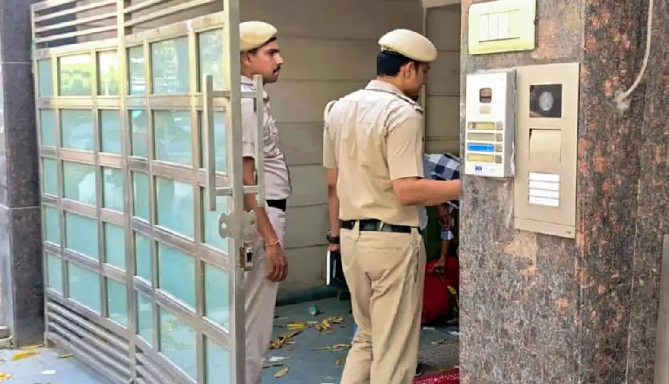 जिम गए थे IRS अफसर और पत्नी, पीछे घर में अकेली बेटी की हत्या; दिल्ली में दिल दहला देने वाला मामला