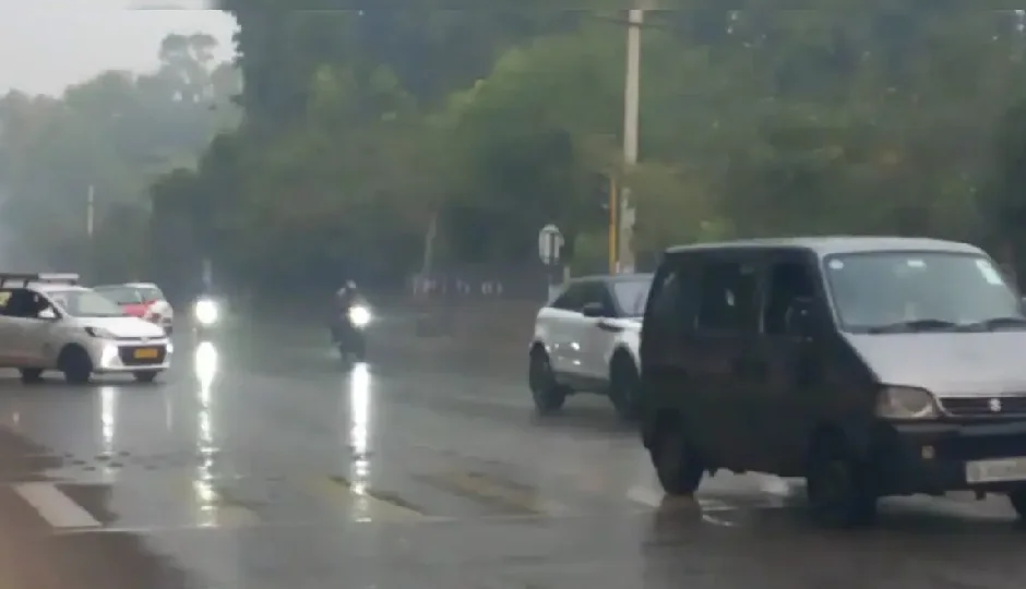 हल्की बूंदाबांदी से दिल्ली-एनसीआर में ठंडक बढ़ी, गिरा पारा; जानें IMD का ताजा अपडेट