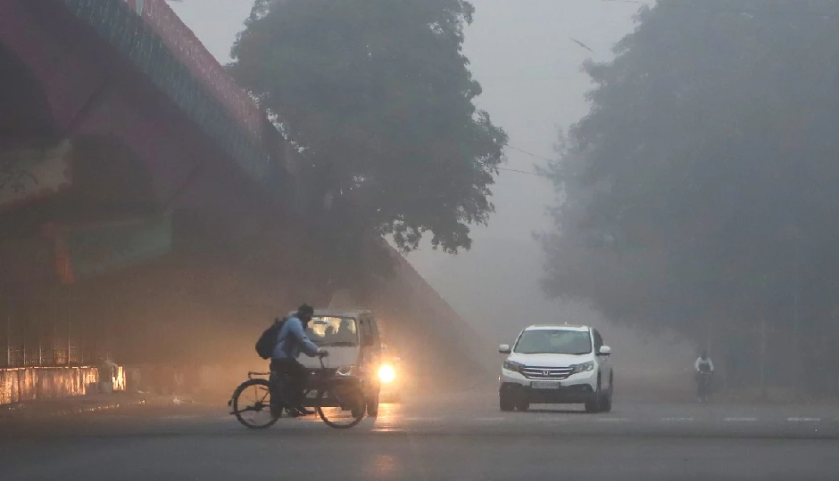 दिल्ली-NCR के लोगों के लिए राहत की कोई उम्मीद नहीं, वायु गुणवत्ता ‘बहुत खराब’; स्मॉग और ठंड ने बढ़ाई मुश्किलें