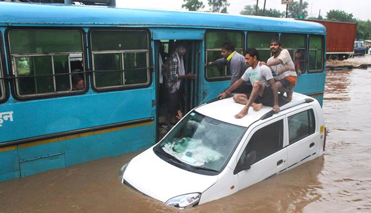 बारिश से दिल्ली-गुरुग्राम का हाल बेहाल, कई इलाकों में भरा पानी, वाहन भी डूब गए, ट्रैफिक जाम