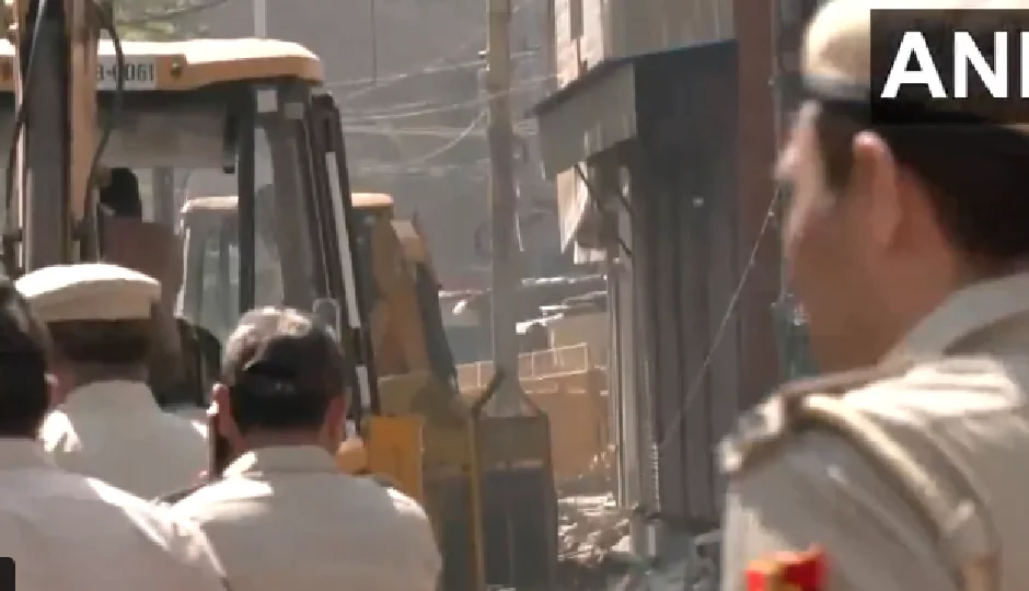 उत्तम नगर मर्डर केस में बड़ा एक्शन, मुख्य आरोपी के घर पर चला बुलडोजर