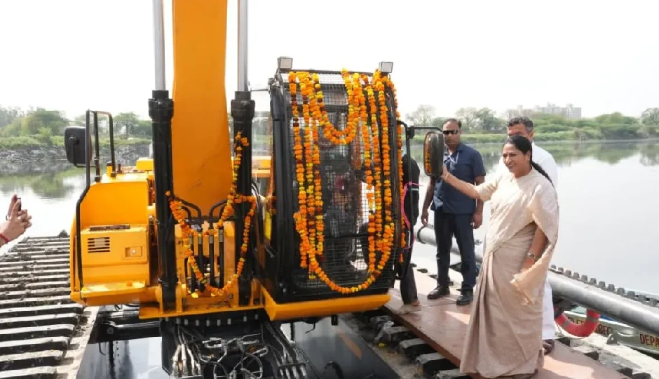 CM रेखा गुप्ता ने अत्याधुनिक एम्फीबियस एक्स्कवेटर को किया लॉन्च, नजफगढ़ ड्रेन की सफाई शुरू