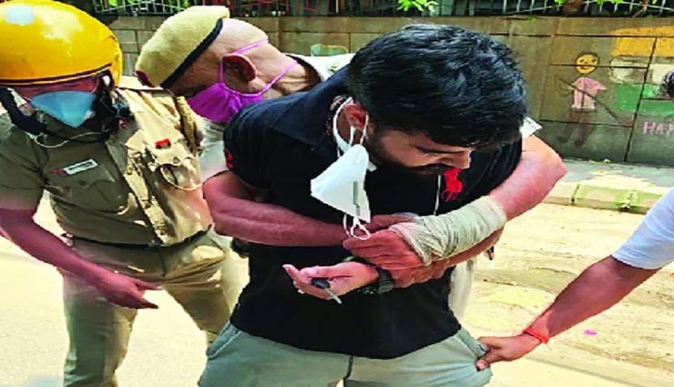 दिल्ली : शख्स ने पुलिस पर ही तान दिया कट्टा, मामला 85 रुपये की लूट का