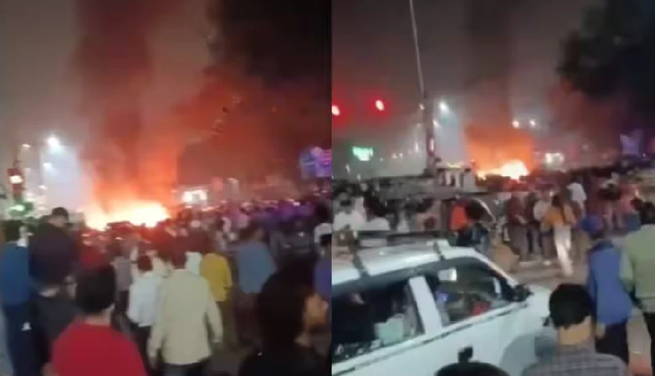 दिल्ली लाल किले के पास कार धमाका, तीन अन्य वाहन भी आग की चपेट में