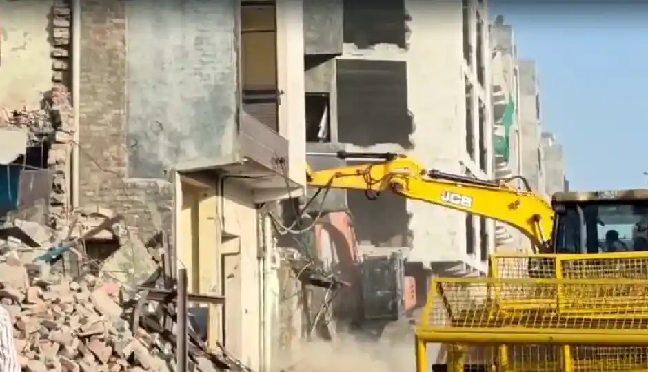 दिल्ली में चला बुलडोजर, शालीमार बाग में 300 से अधिक मकानों पर कार्रवाई; सड़क चौड़ीकरण परियोजना के तहत हो रही तोड़फोड़