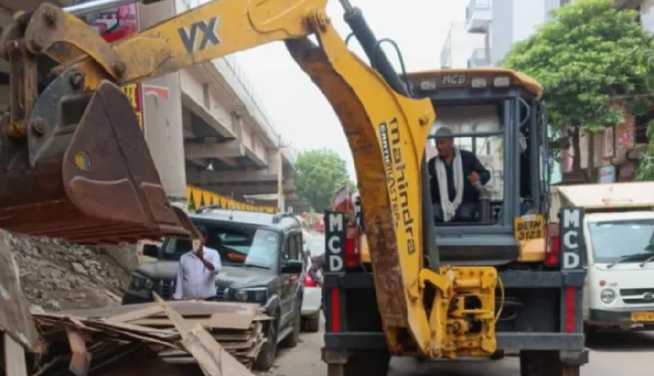 पूर्वी दिल्ली में मीट की दुकानों पर कार्रवाई, 20 से ज्यादा चबूतरे तोड़े; इलाके में मचा हड़कंप