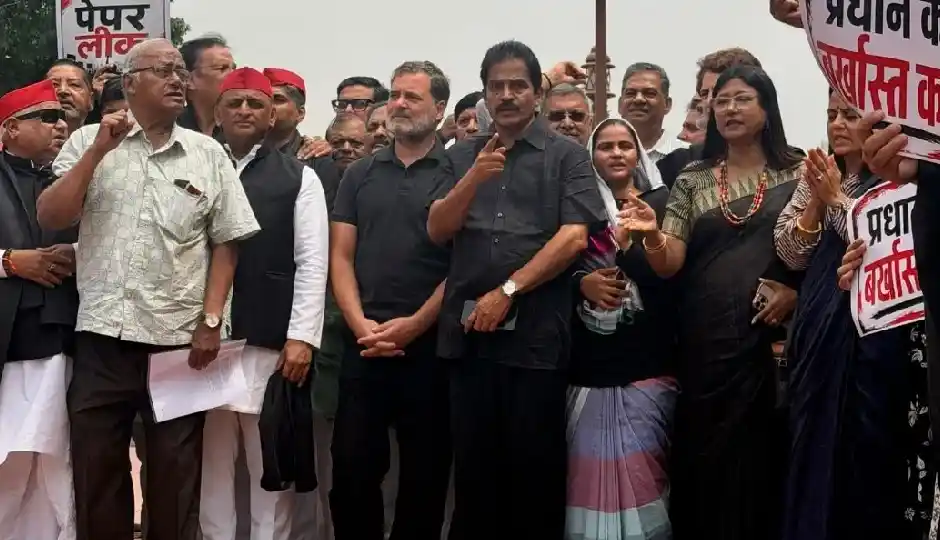 काले कपड़े पहन संसद पहुंचे विपक्षी सांसद, छात्रों के मुद्दों पर केंद्र सरकार के खिलाफ जताया विरोध