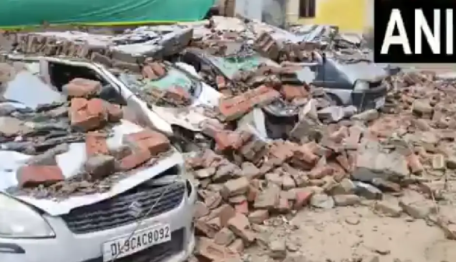 दिल्ली में बारिश का कहर, देवली में पार्किंग की दीवार भरभराकर गिरी; मलबे में दबकर 10 गाड़ियां क्षतिग्रस्त