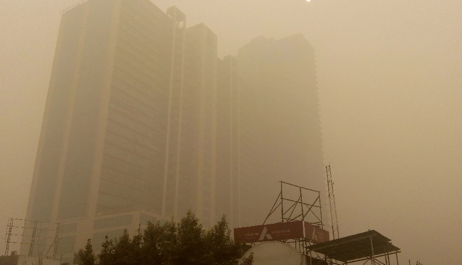 सांस लेने में मुश्किल, दिल्ली में AQI 439, स्वास्थ्य के लिए चेतावनी जारी
