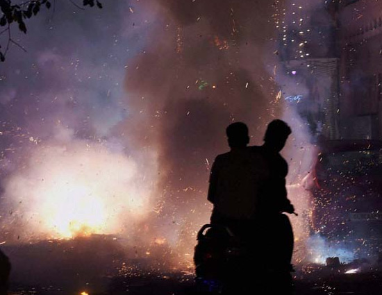 दिल्ली में दीवाली के मौके पर जमकर हुई आतिशबाजी, सुप्रीम कोर्ट के आदेश की धज्जियां उड़ाई