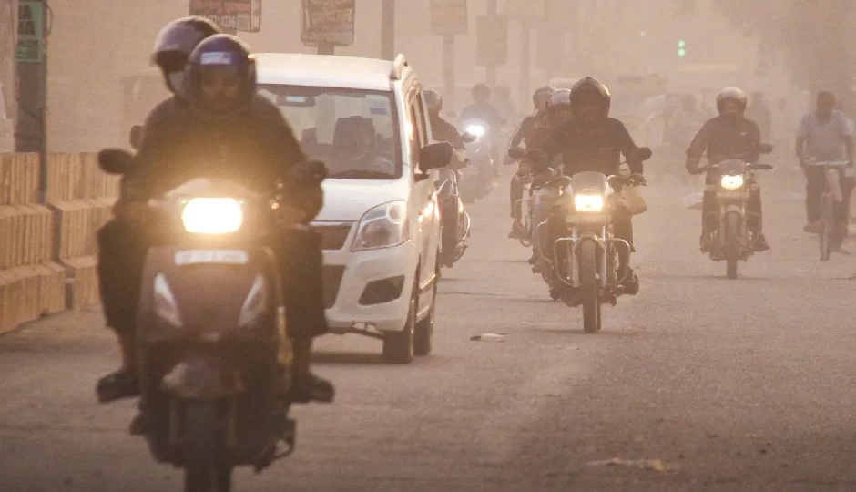 दिल्ली–NCR में सांसों पर संकट कायम! आठ साल का न्यूनतम औसत AQI, फिर भी प्रदूषण का खतरा क्यों जस का तस?