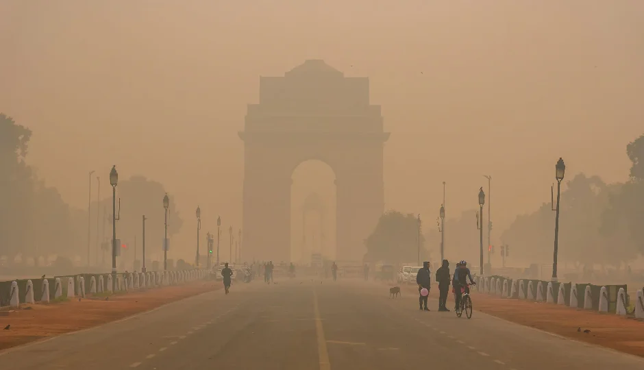 दिल्ली की हवा पांचवे दिन भी प्रदूषणग्रस्त, आनंद विहार में AQI 400 के करीब; 9 सेंटर रेड जोन में शामिल