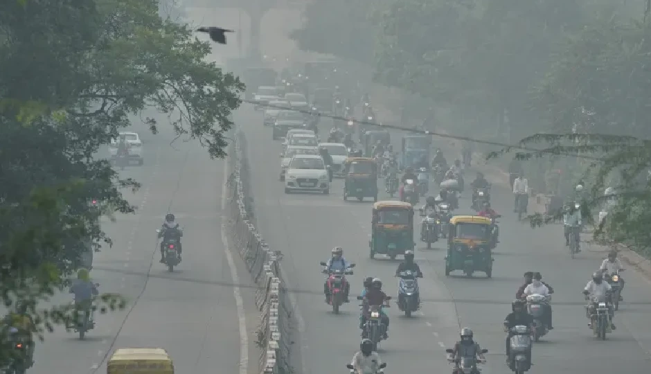 दिल्ली-NCR में सांस लेना हुआ और मुश्किल, आनंद विहार में AQI 430 पार; प्रदूषण स्तर 'बेहद खराब' श्रेणी में कायम