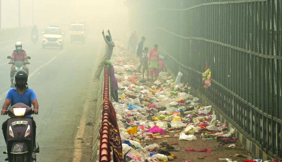 दिल्ली की हवा फिर हुई जहरीली, AQI 300 के पार, बारिश से राहत की उम्मीद