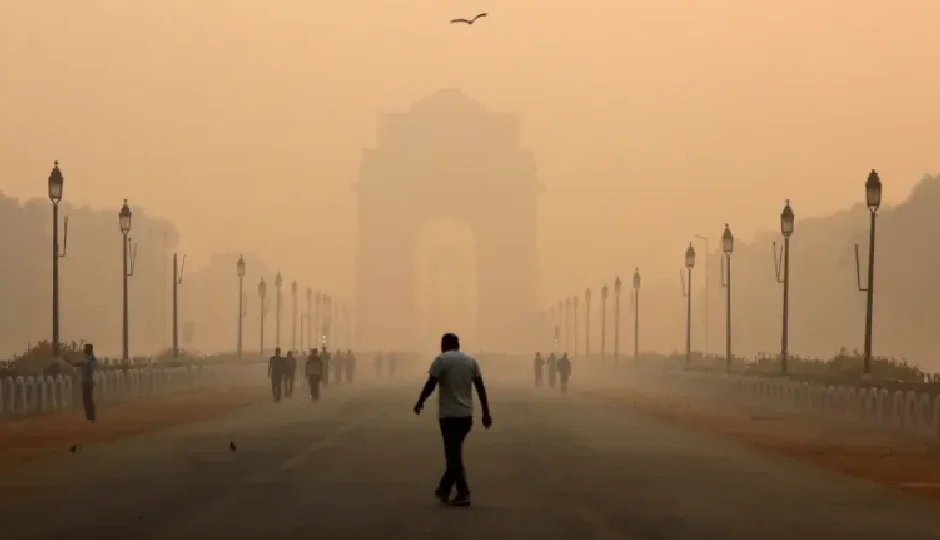 दिल्ली में छाई घनी धुंध, इंडिया गेट तक गायब! जानिए आज सुबह कितना रहा AQI — पूरी रिपोर्ट
