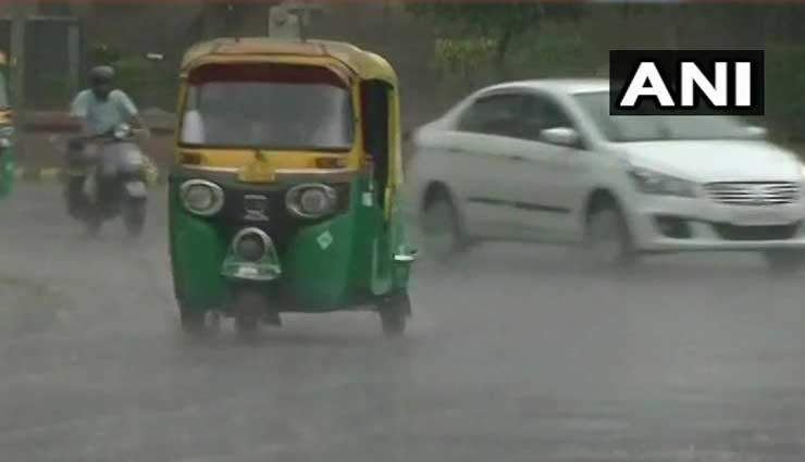 दिल्ली एनसीआर में हुई झमाझम बारिश, लोगों को गर्मी से मिली राहत