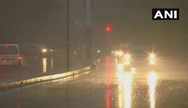 Delhi-NCR receives light rains on morning, air quality remains 'poor'